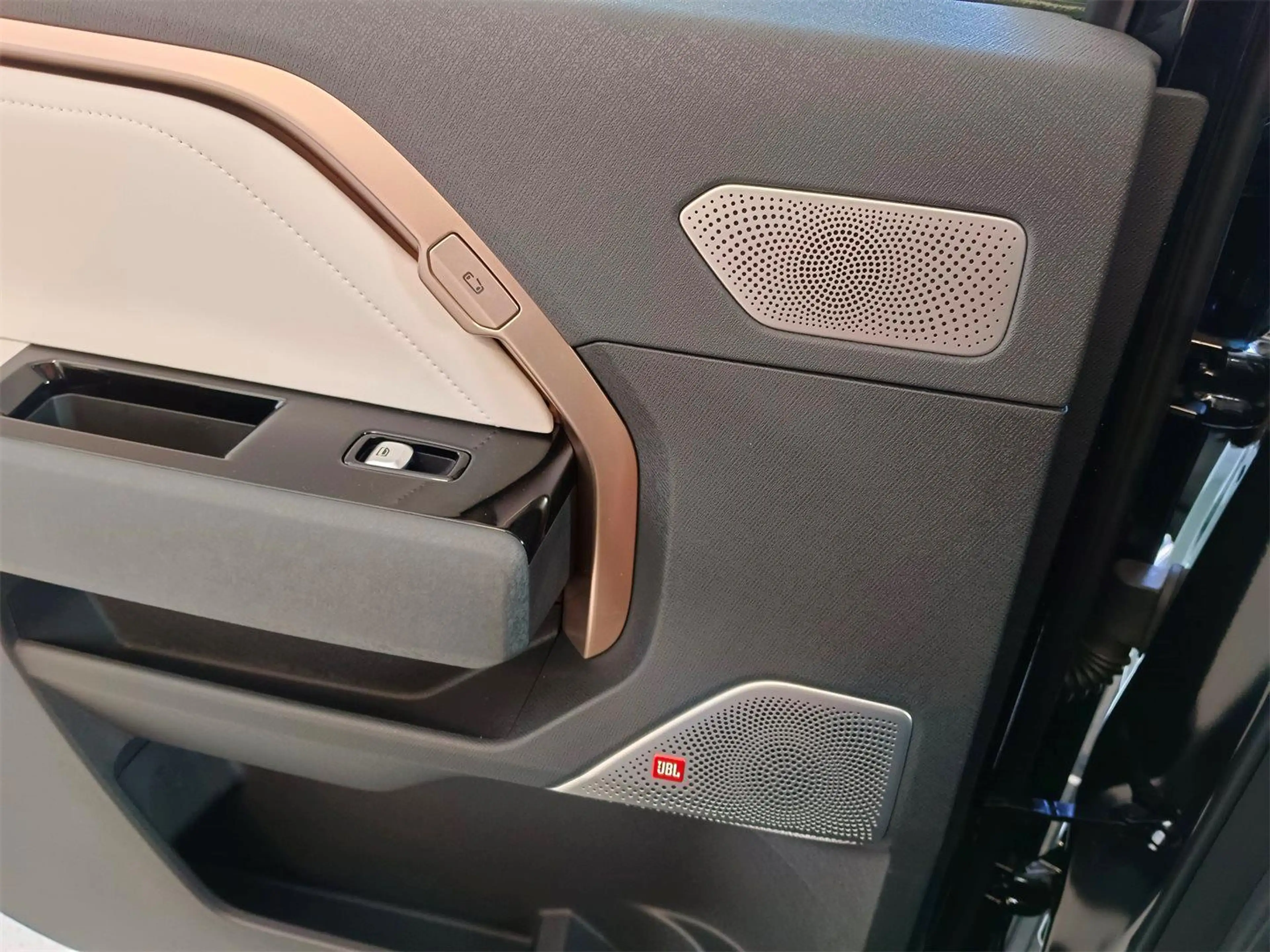 Maxus e Terron 9 Flagship Black Package — photo 12