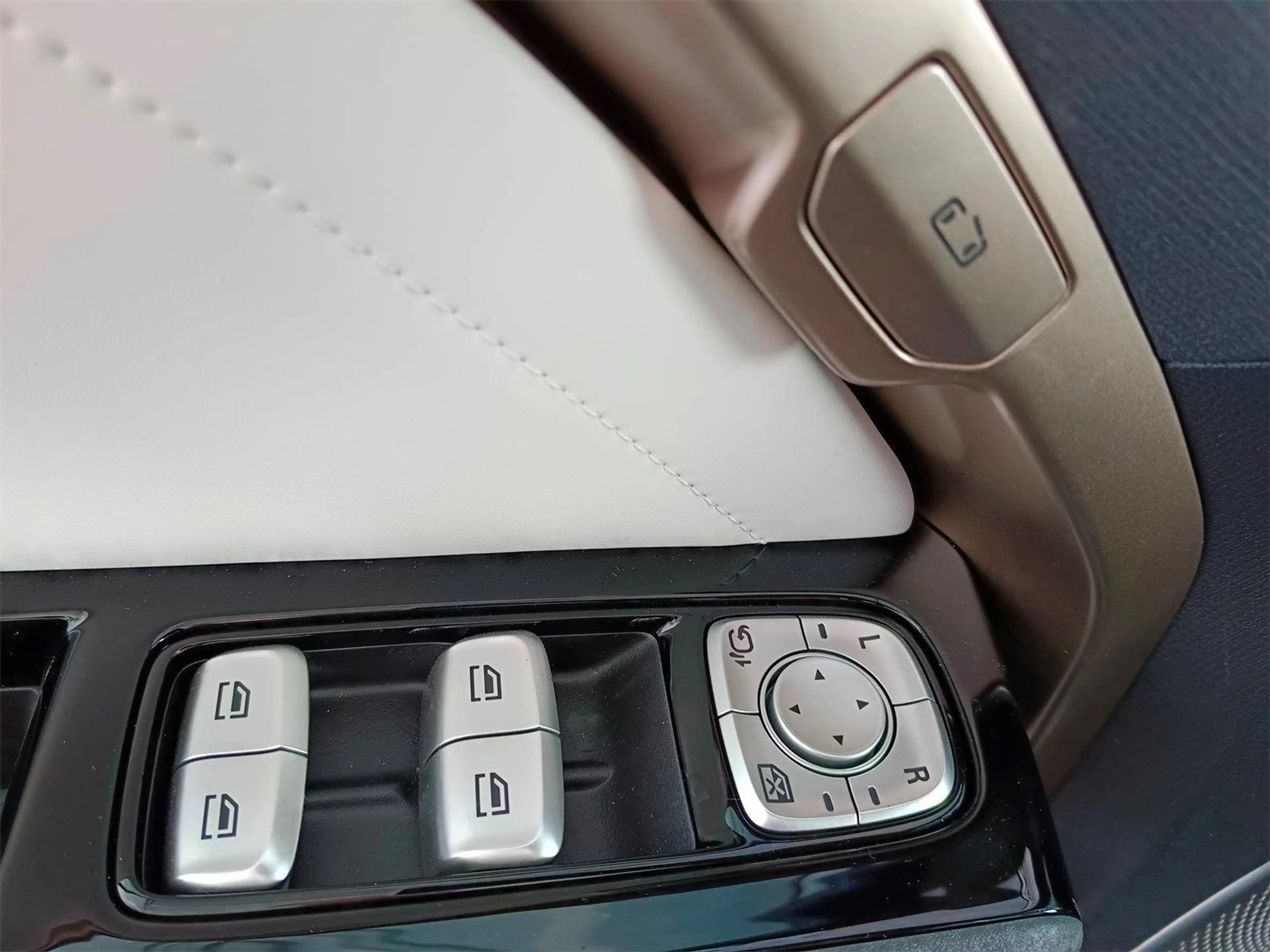 Maxus e Terron 9 Flagship Black Package — photo 14