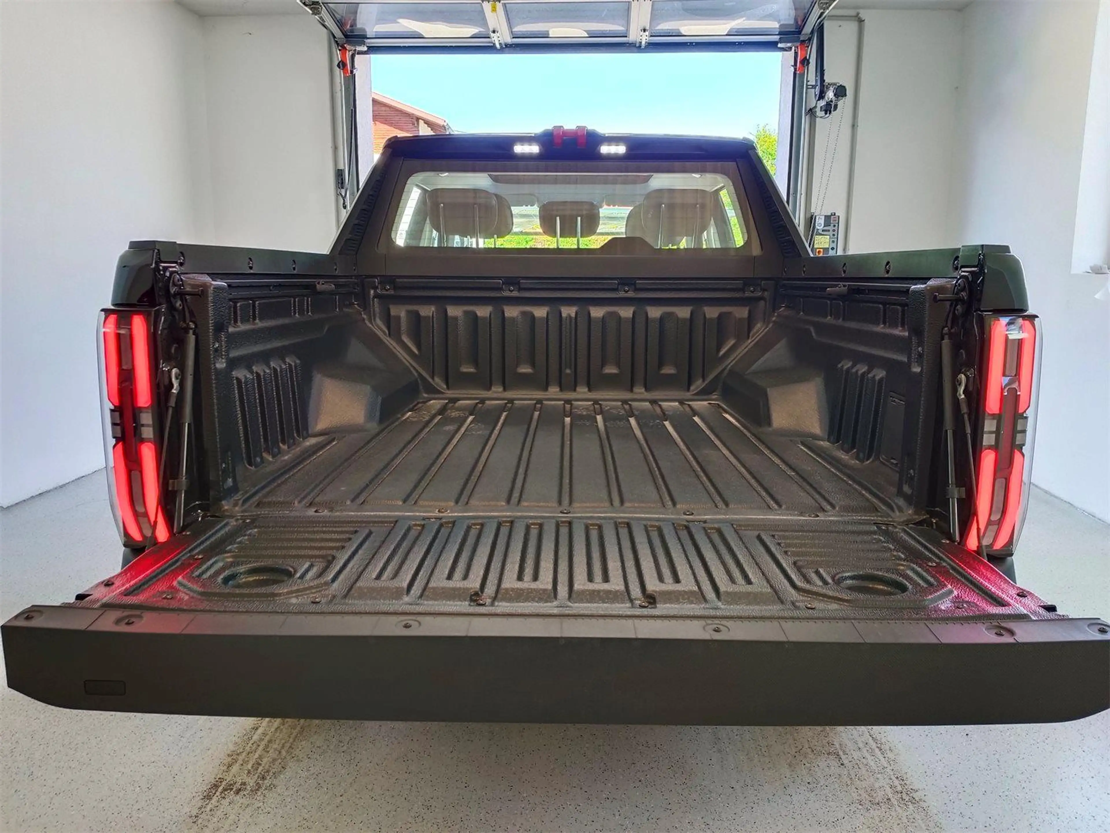 Maxus e Terron 9 Flagship Black Package — photo 7