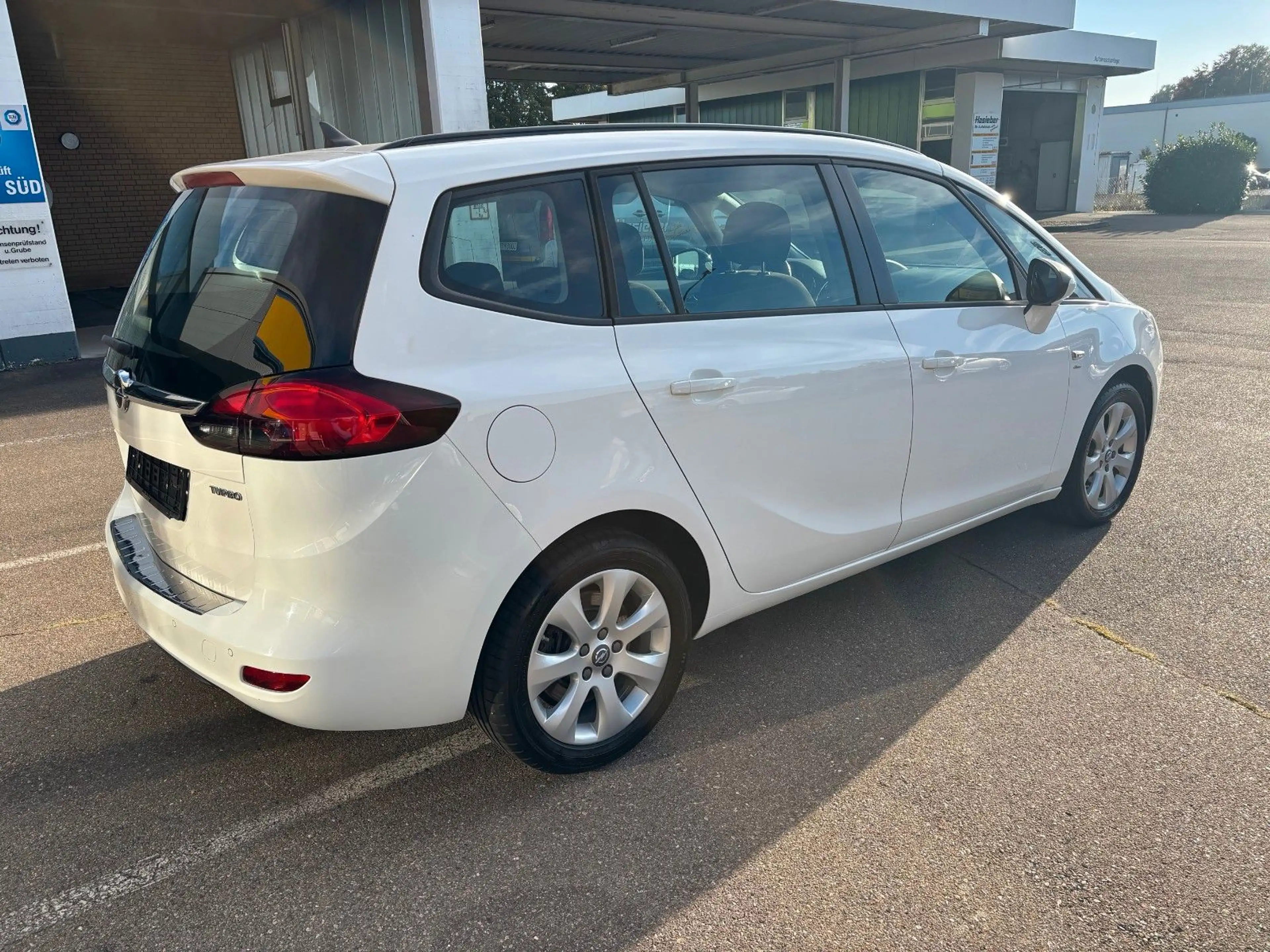 Opel Zafira C Tourer Drive — photo 3