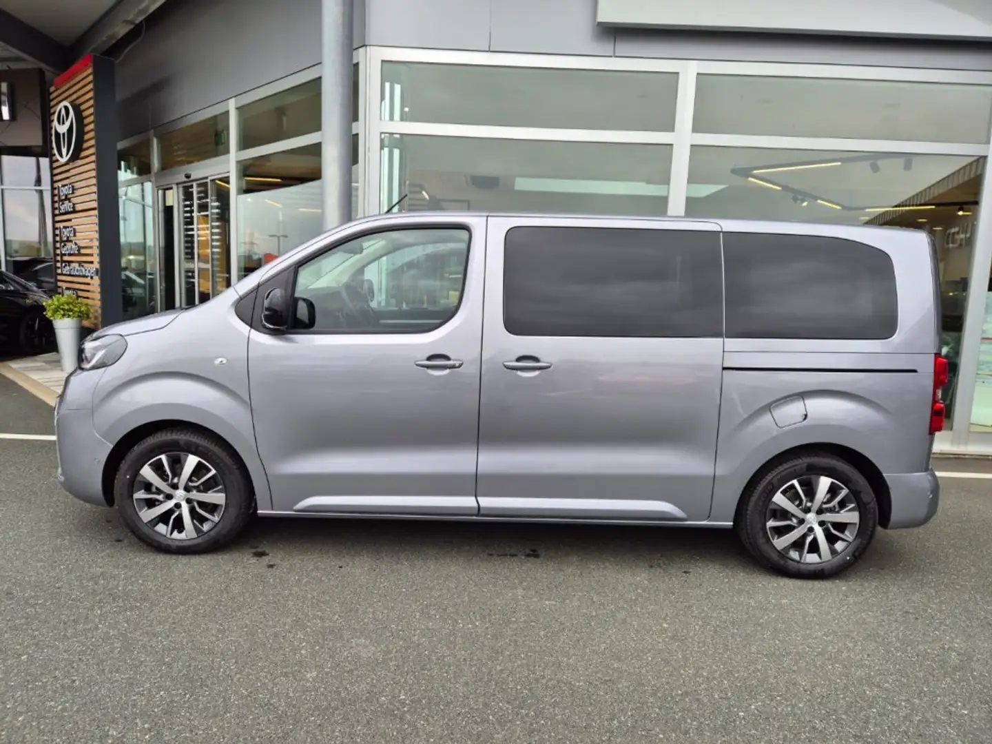 Toyota Proace Verso 2,0l 180 Family Medium Aut. *NAVI-PAKET*8-Fach*AHV* Silber - 2