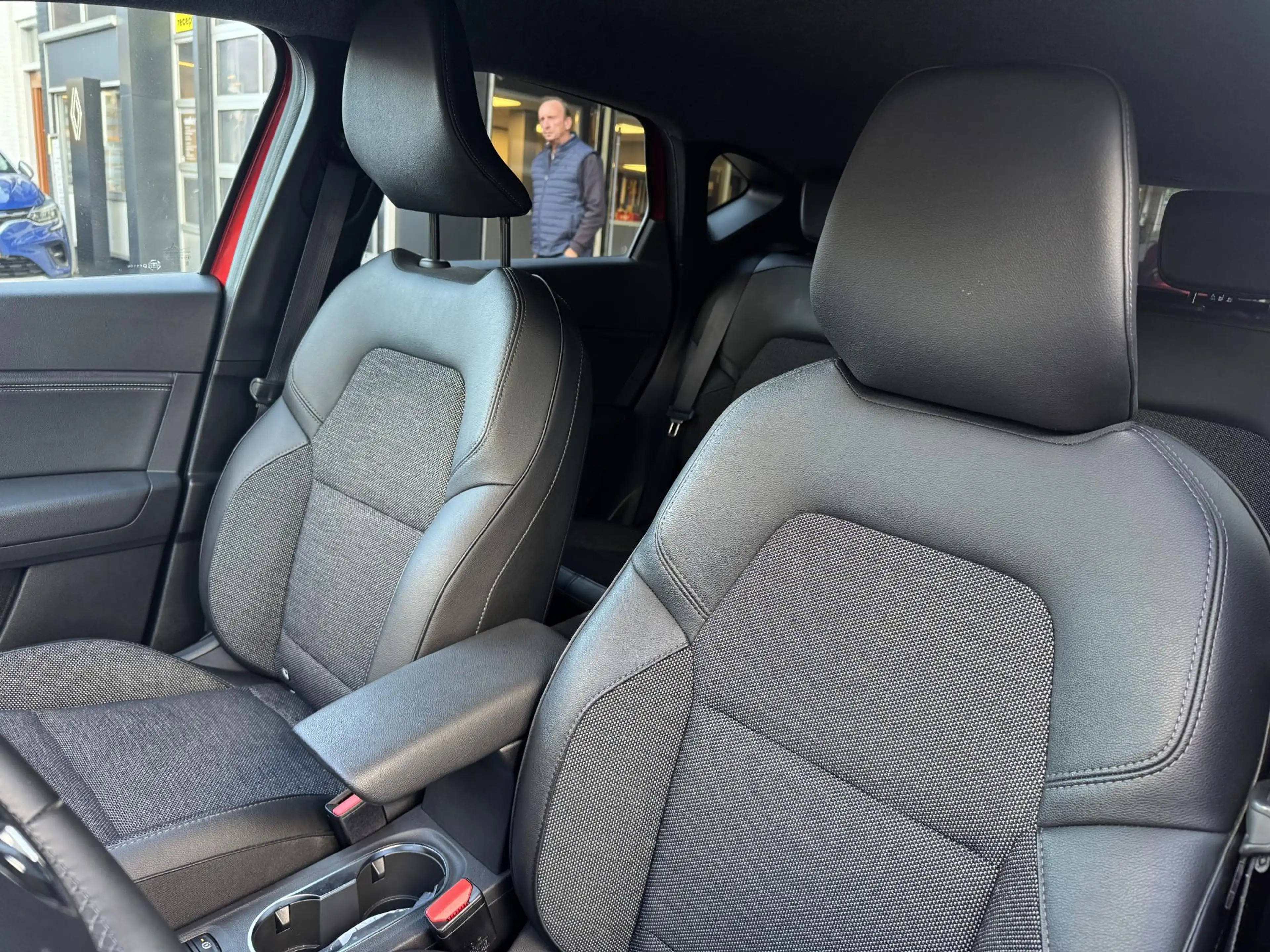 Renault Captur 1.6 E-Tech Hybrid 145 Rive Gauche — photo 11
