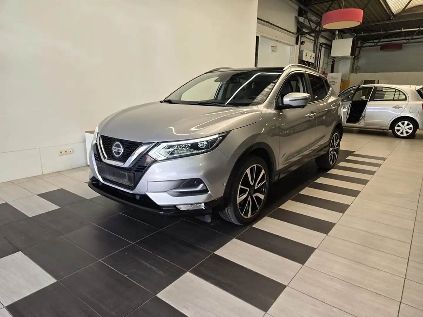 Nissan Qashqai Tekna+Glass roof//Verwarmde zetels/// Silver - 1