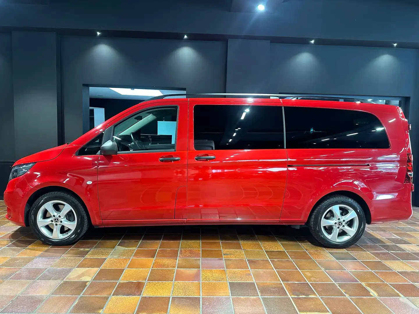 Mercedes-Benz Vito TOURER 116 4X4 EXTRALANG 8SITZE 2xTÜR 2xAC LEDER A Rojo - 2