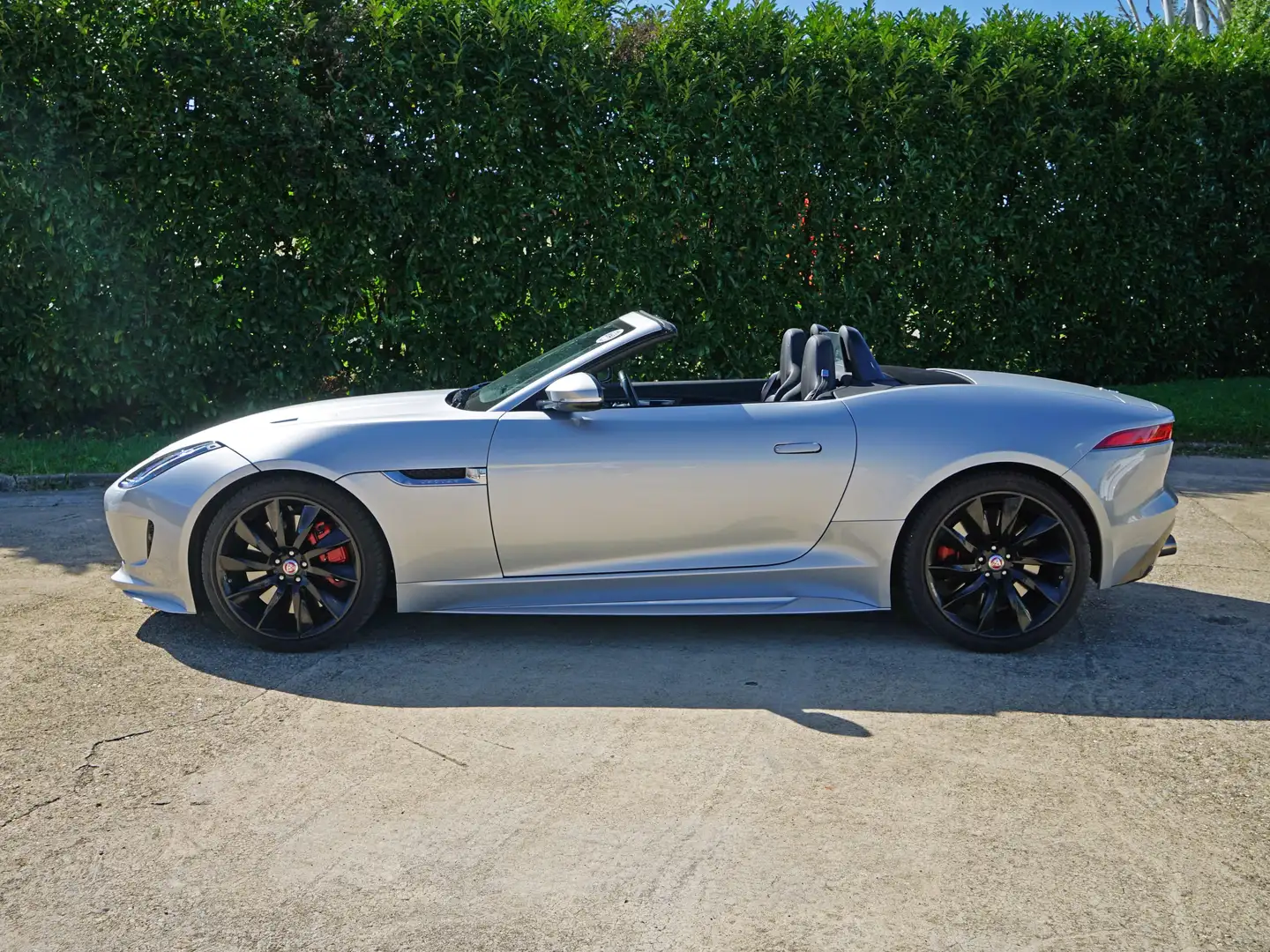 Jaguar F-Type Cab. V8 R 550 ch AWD - PARFAIT ETAT - Rev. 05/2025 Argent - 2