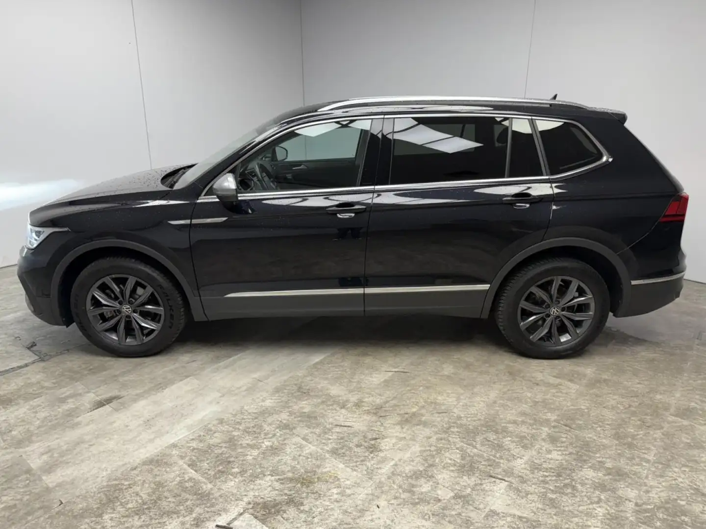 Volkswagen Tiguan Allspace 2.0 TDI DSGLife Klima Navi Einparkhilfe Noir - 2