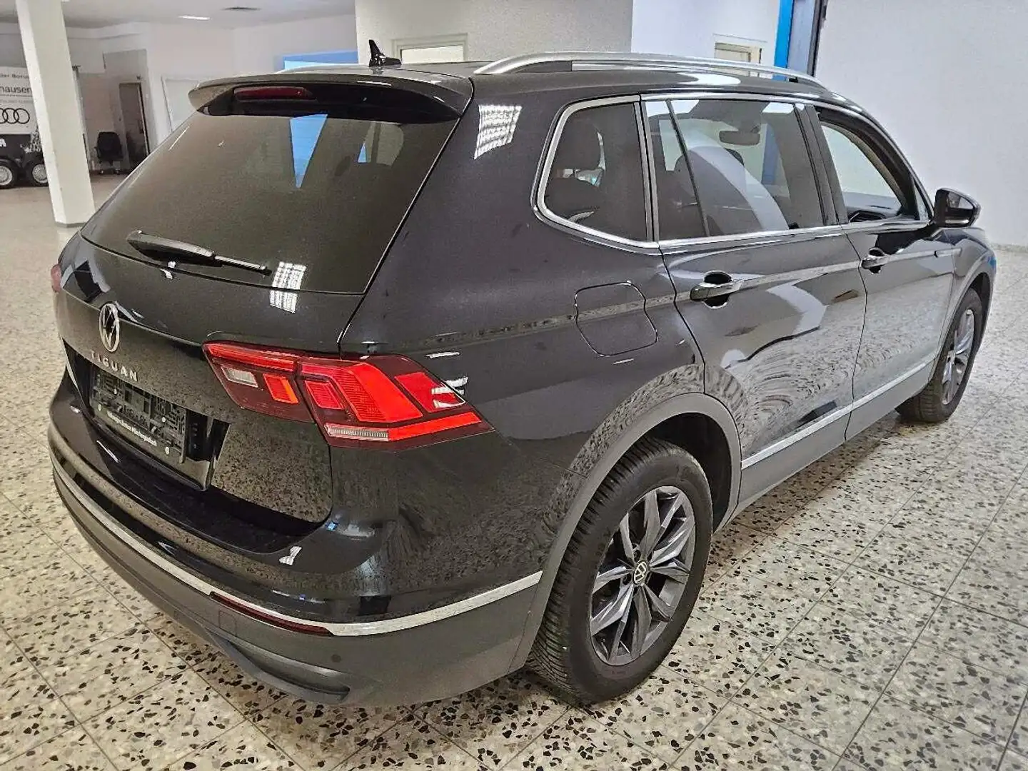 Volkswagen Tiguan Allspace 2.0 TDI DSGLife Klima Navi Einparkhilfe Nero - 2