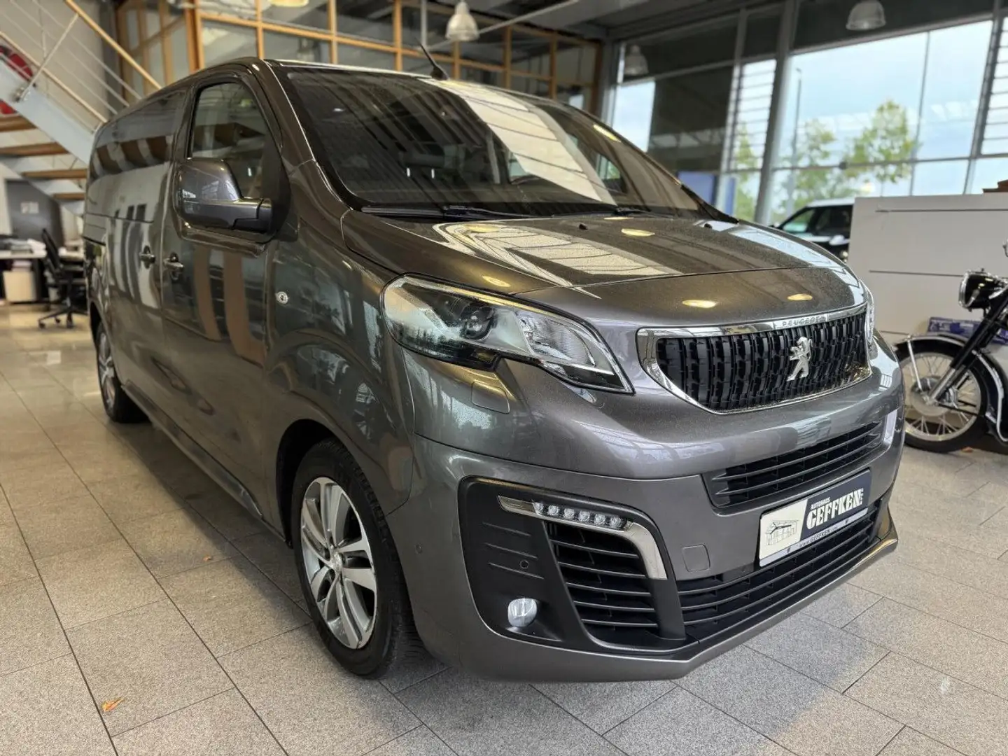 Peugeot Traveller L2 2.0 BlueHDi 180 EAT8 Allure, HUD! Grau - 2