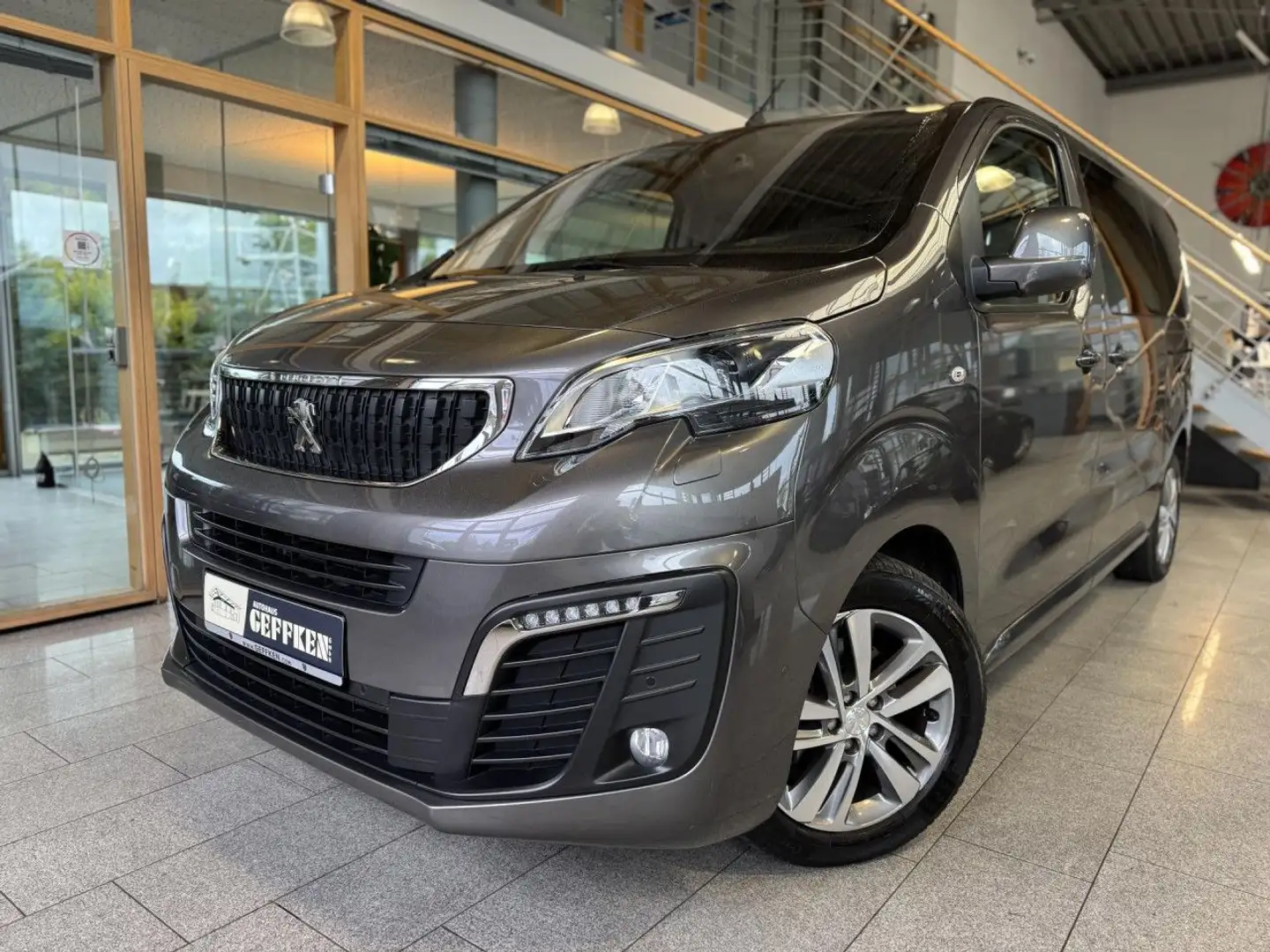 Peugeot Traveller L2 2.0 BlueHDi 180 EAT8 Allure, HUD! Grau - 1