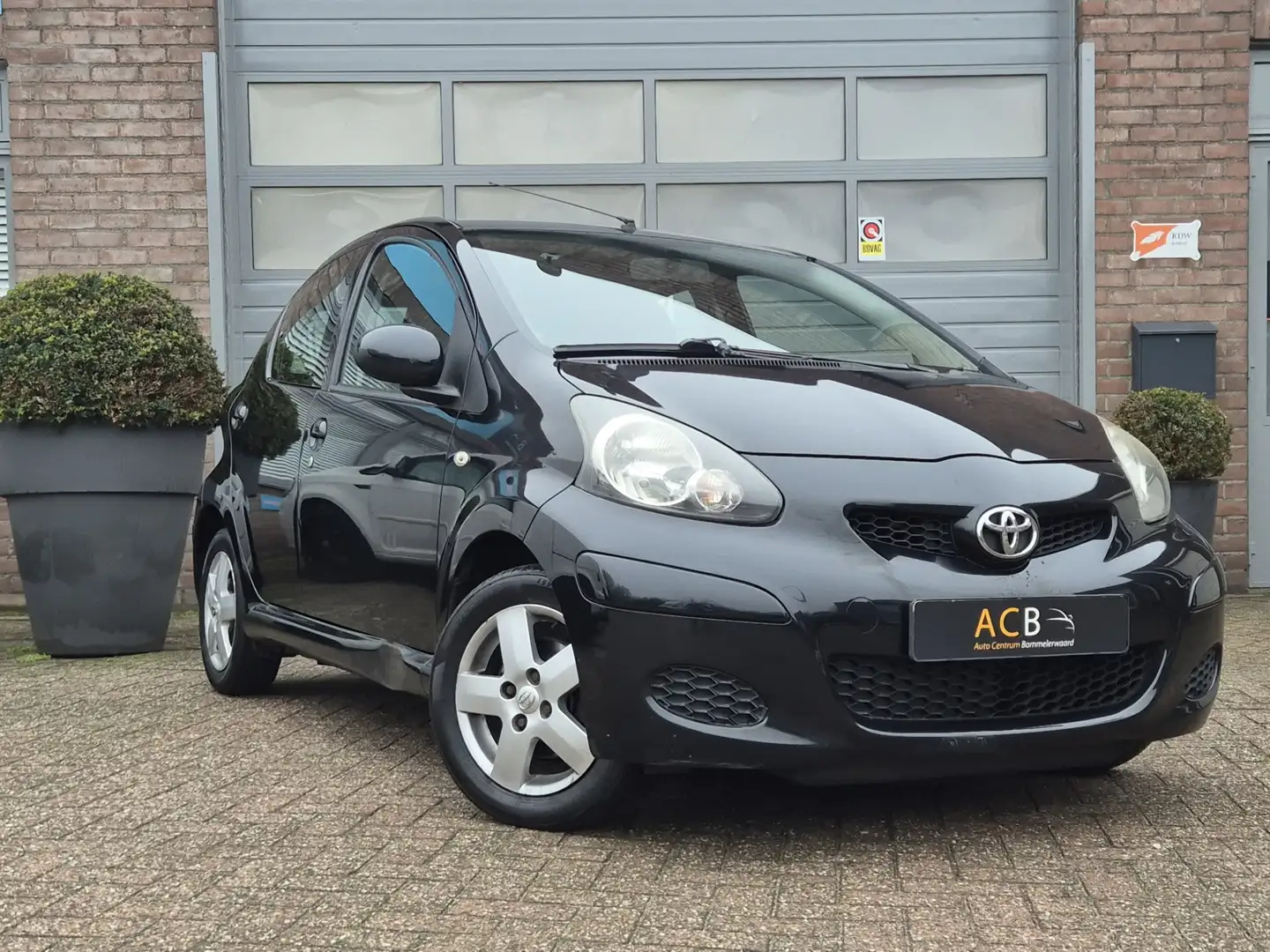 Toyota Aygo 1.0-12V Cool Apple Carplay-Navigatie-LM Velgen-Air Schwarz - 1