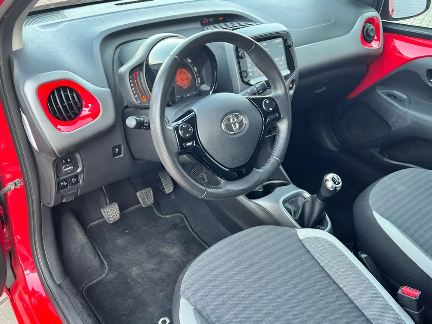 Toyota Aygo 1.0 VVT-i x-play 5-deurs | Trekhaak | NL auto | Ai Rouge - 2