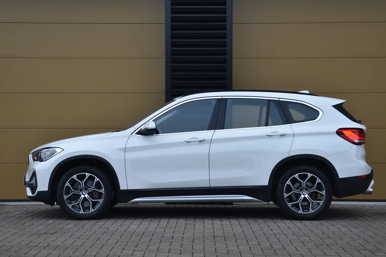 BMW X1 sDrive20i Executive * Trekhaak * Face Lift model Weiß - 2