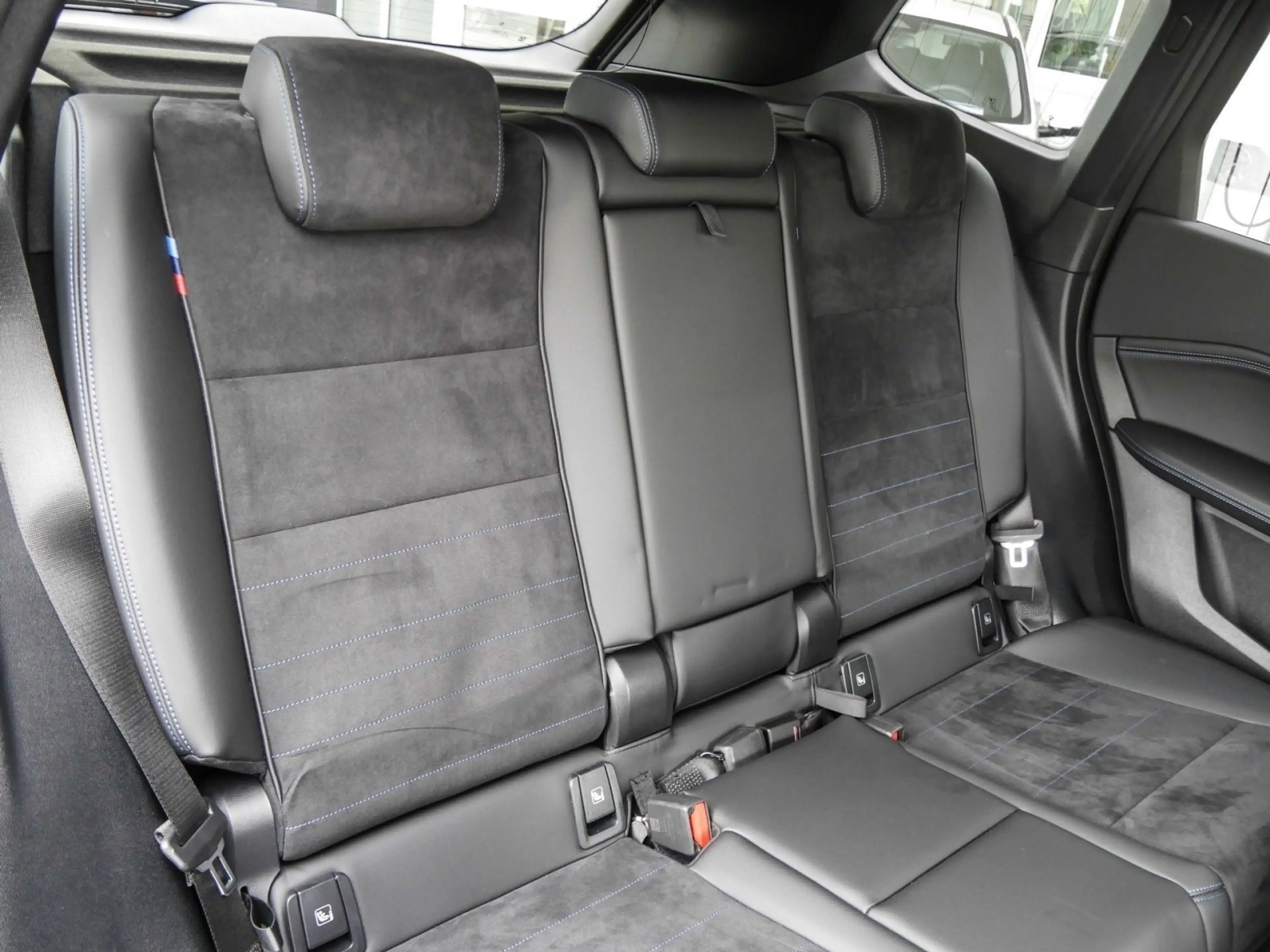 BMW iX1 xDrive30 M Sport HUD PANO ACC AHK RFK NAVI — photo 4