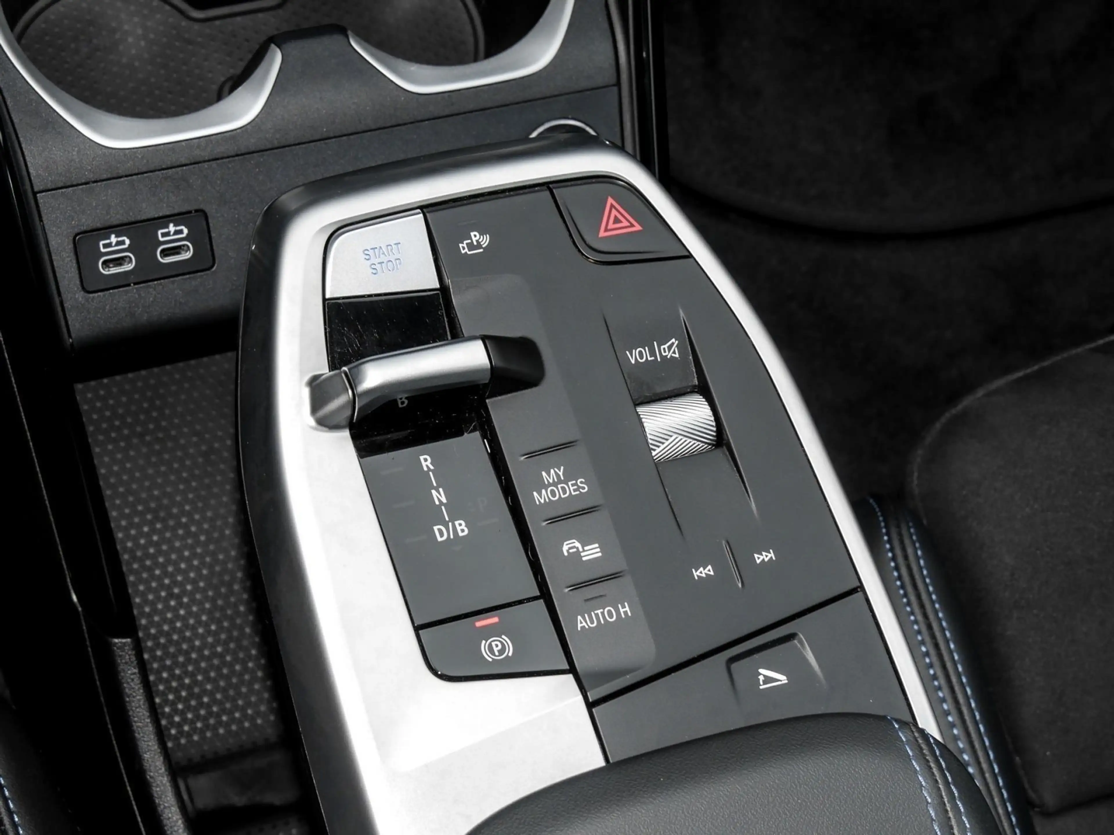 BMW iX1 xDrive30 M Sport HUD PANO ACC AHK RFK NAVI — photo 10