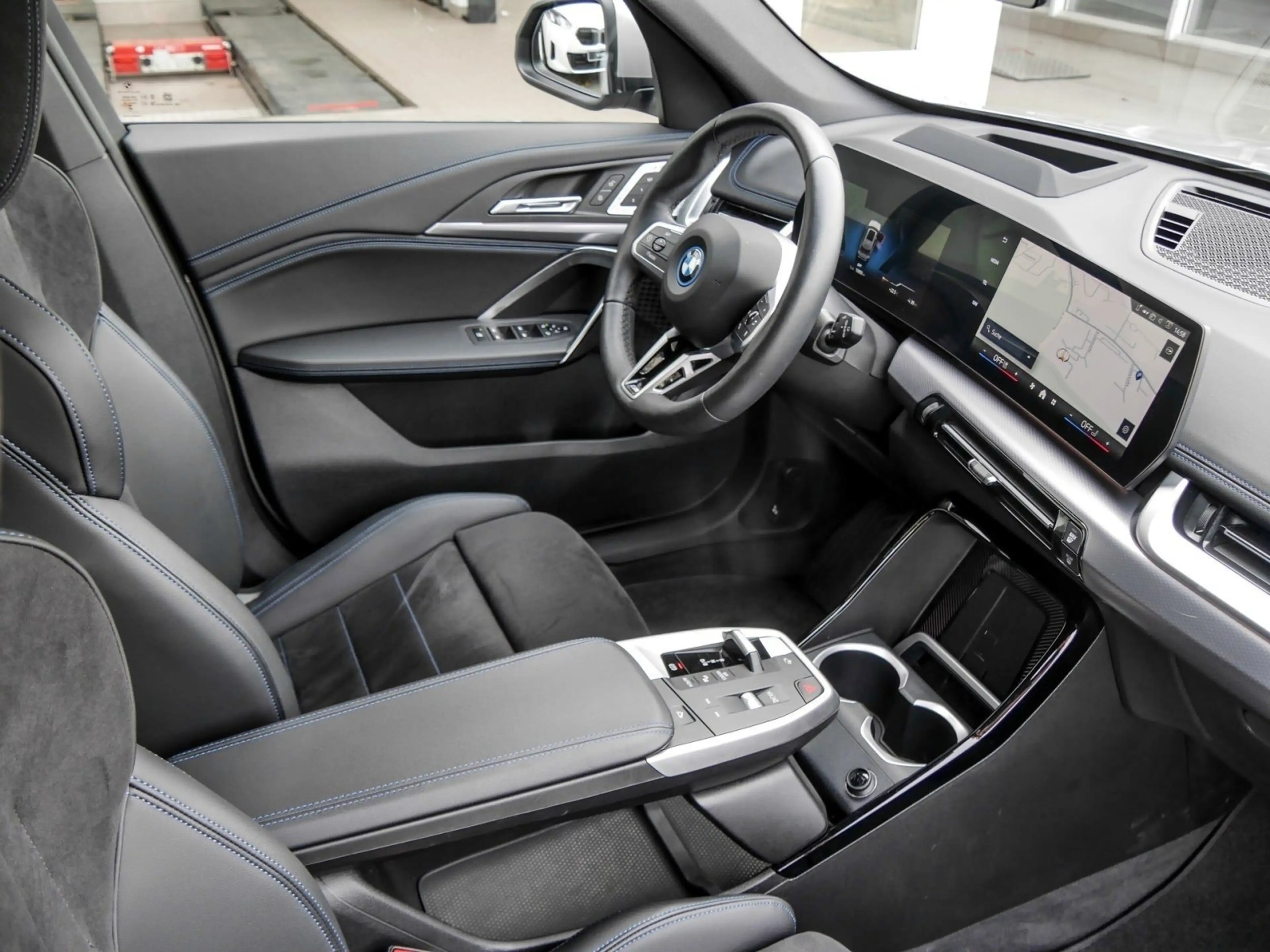 BMW iX1 xDrive30 M Sport HUD PANO ACC AHK RFK NAVI — photo 3