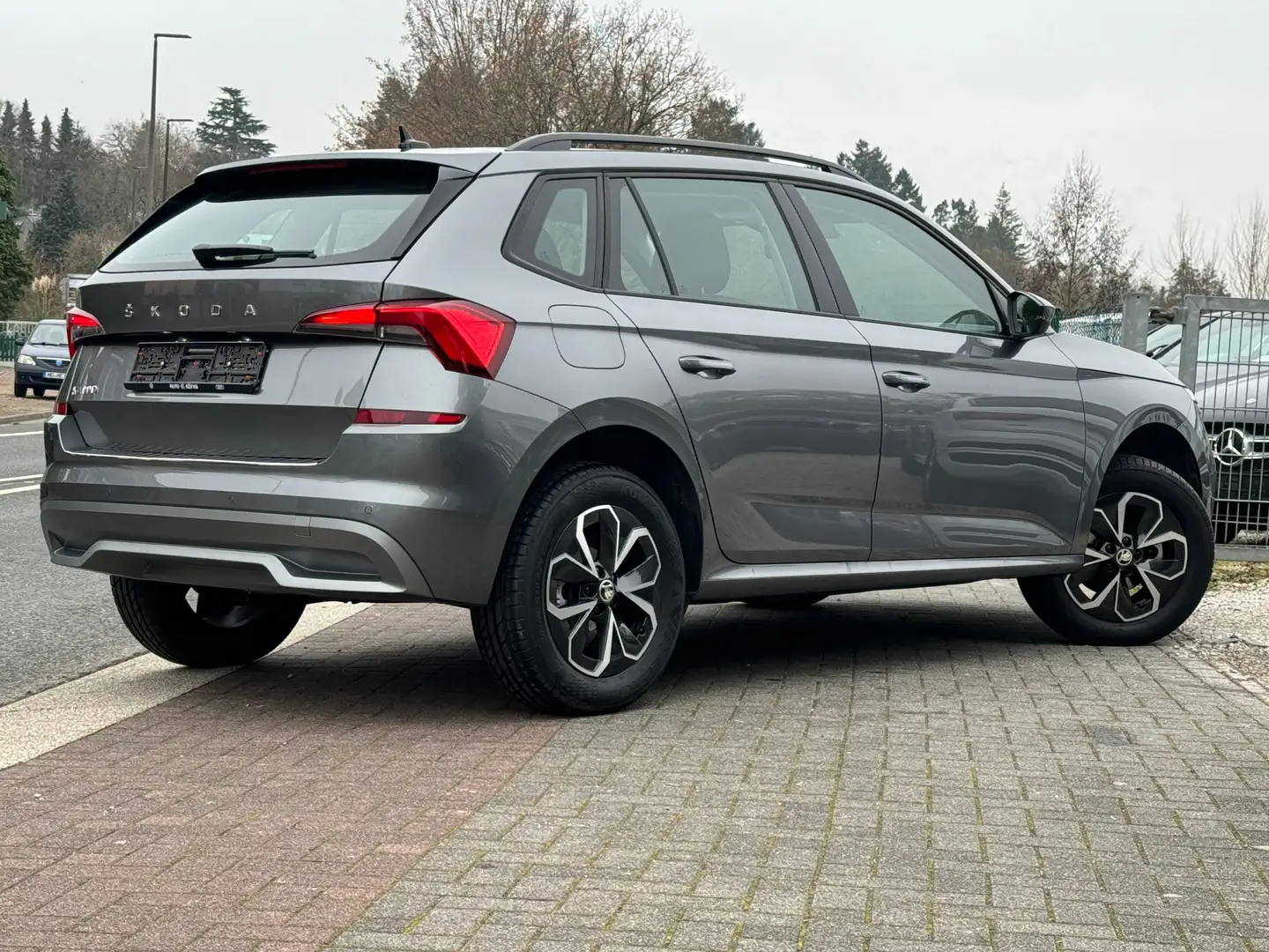 Skoda Kamiq Selection Navi Rkam Unfallfrei LED NeuwagenZustand Gris - 2