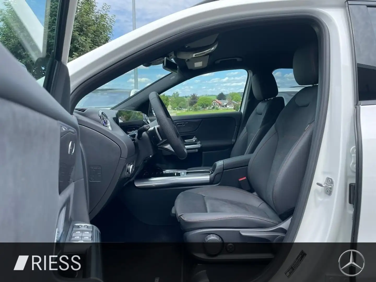 Mercedes-Benz GLA 200 AMG+AHK+DISTRONIC+MULTIBEAM+KEYLESS+360° Weiß - 2