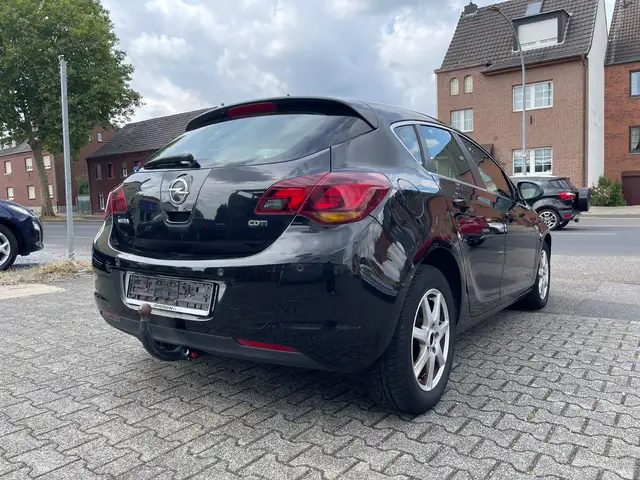 Opel Astra view 4