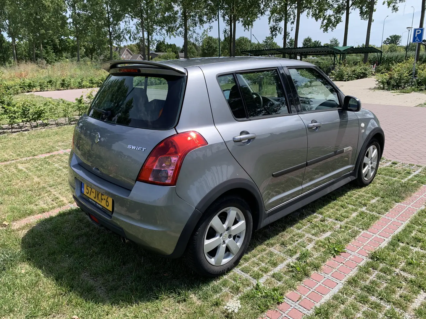 Suzuki Swift 1.3I 5drs Bandit GT Navi ECC Apple Carplay Keyless Gris - 2