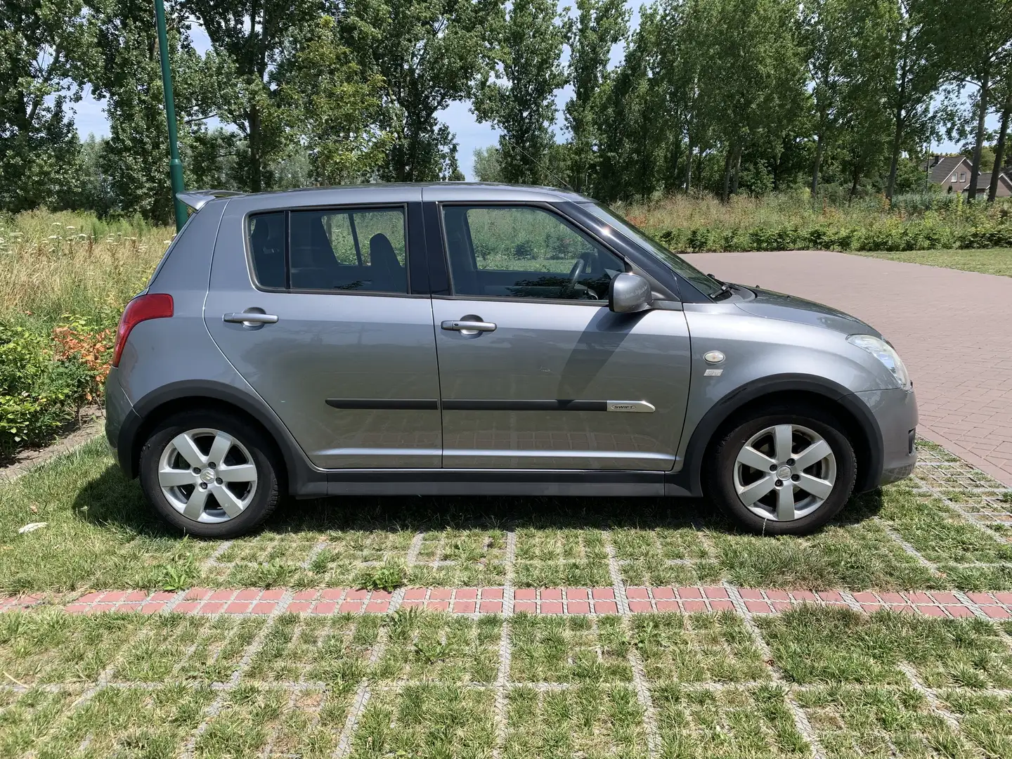 Suzuki Swift 1.3I 5drs Bandit GT Navi ECC Apple Carplay Keyless Gris - 1