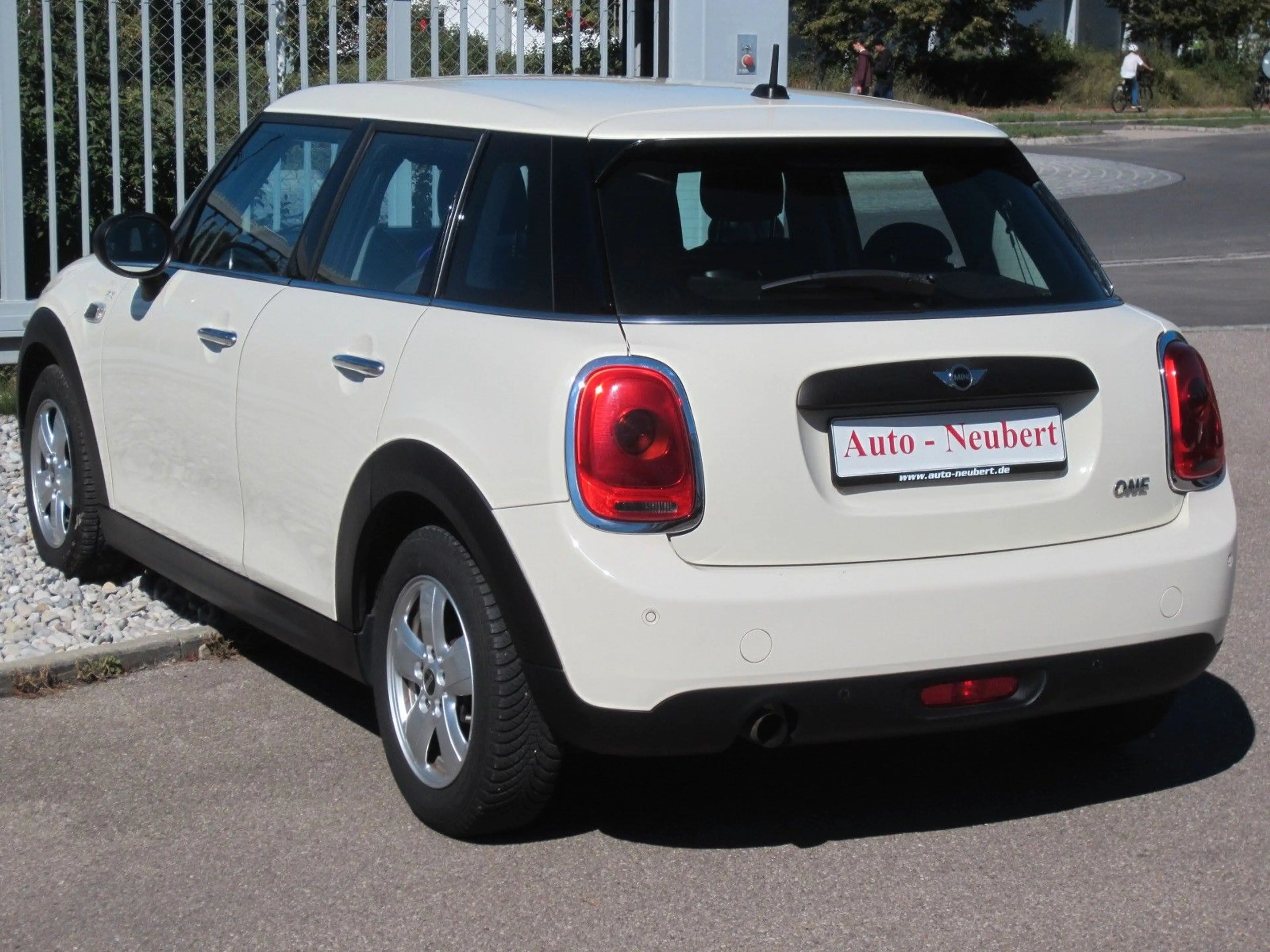 MINI One One — photo 4