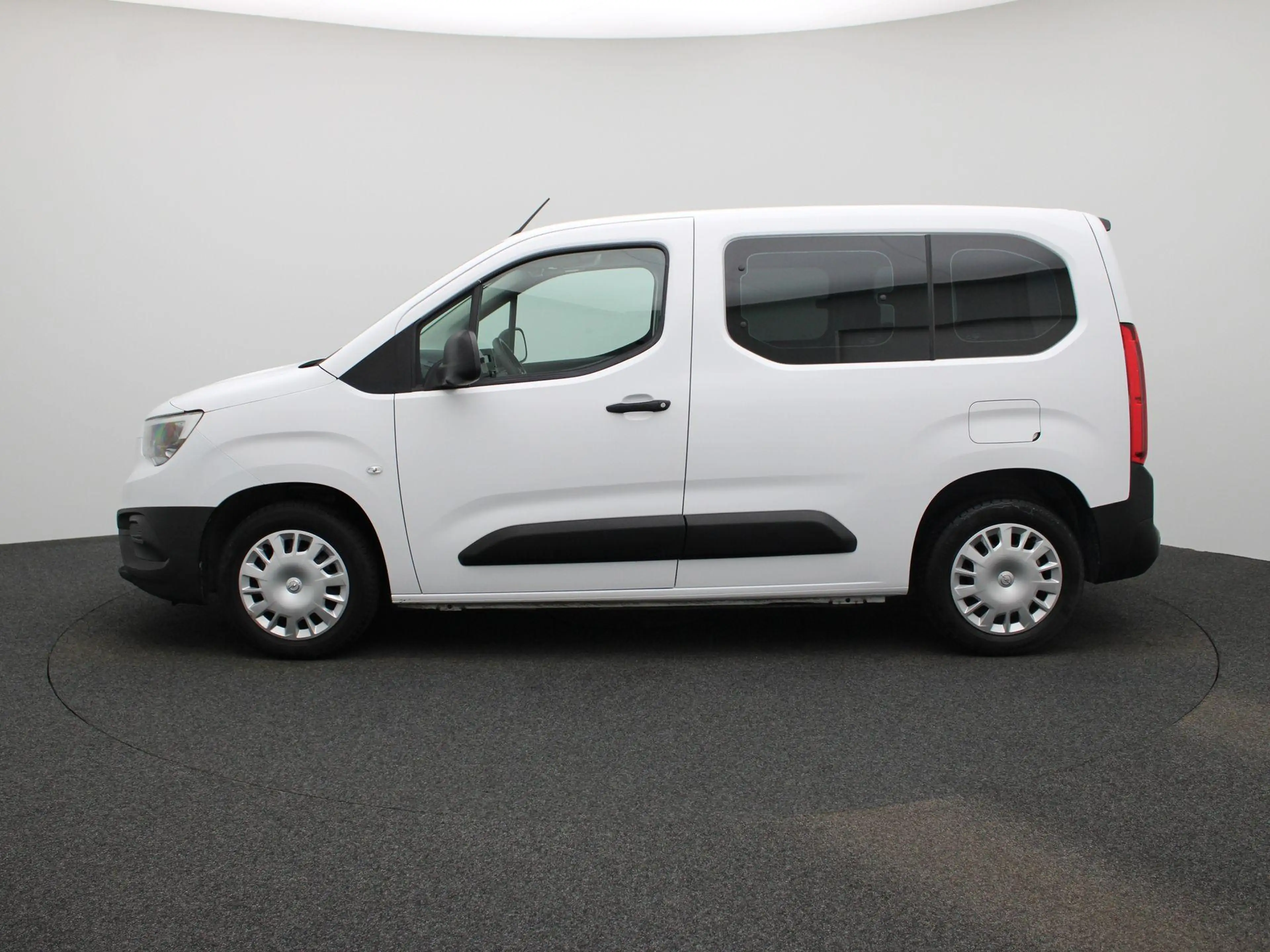 Opel Combo Life 1.5 Turbo D 100 MT6 Edition — photo 4