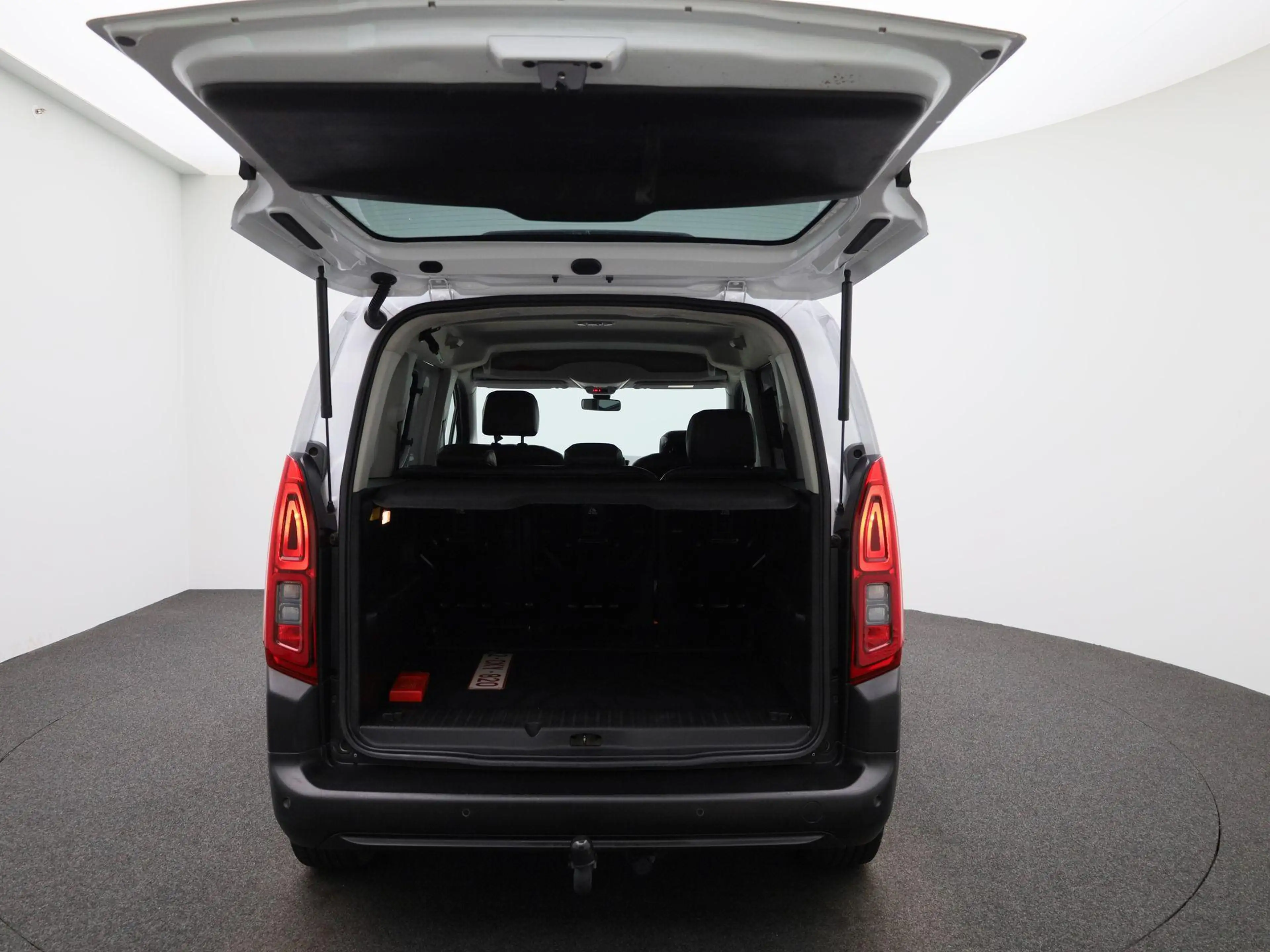 Opel Combo Life 1.5 Turbo D 100 MT6 Edition — photo 9