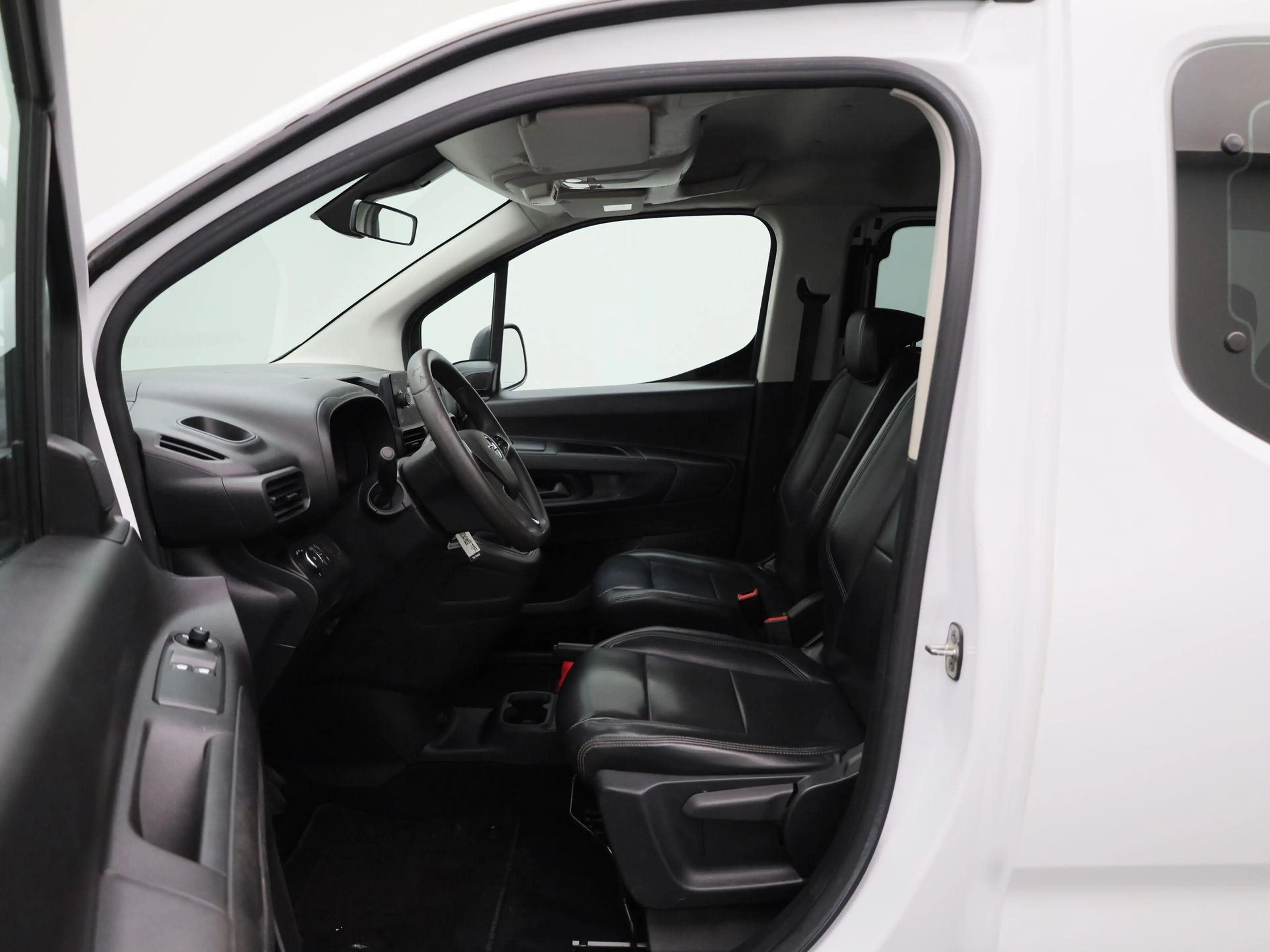 Opel Combo Life 1.5 Turbo D 100 MT6 Edition — photo 7