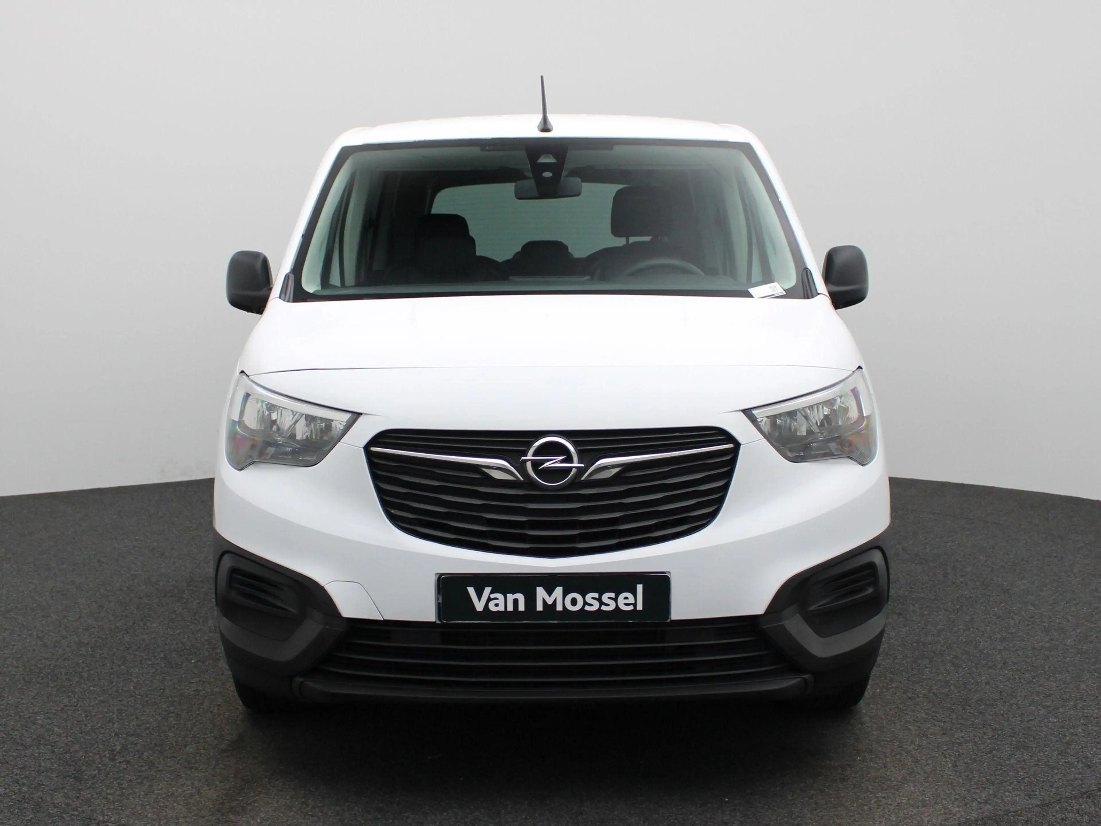 Opel Combo Life 1.5 Turbo D 100 MT6 Edition — photo 3