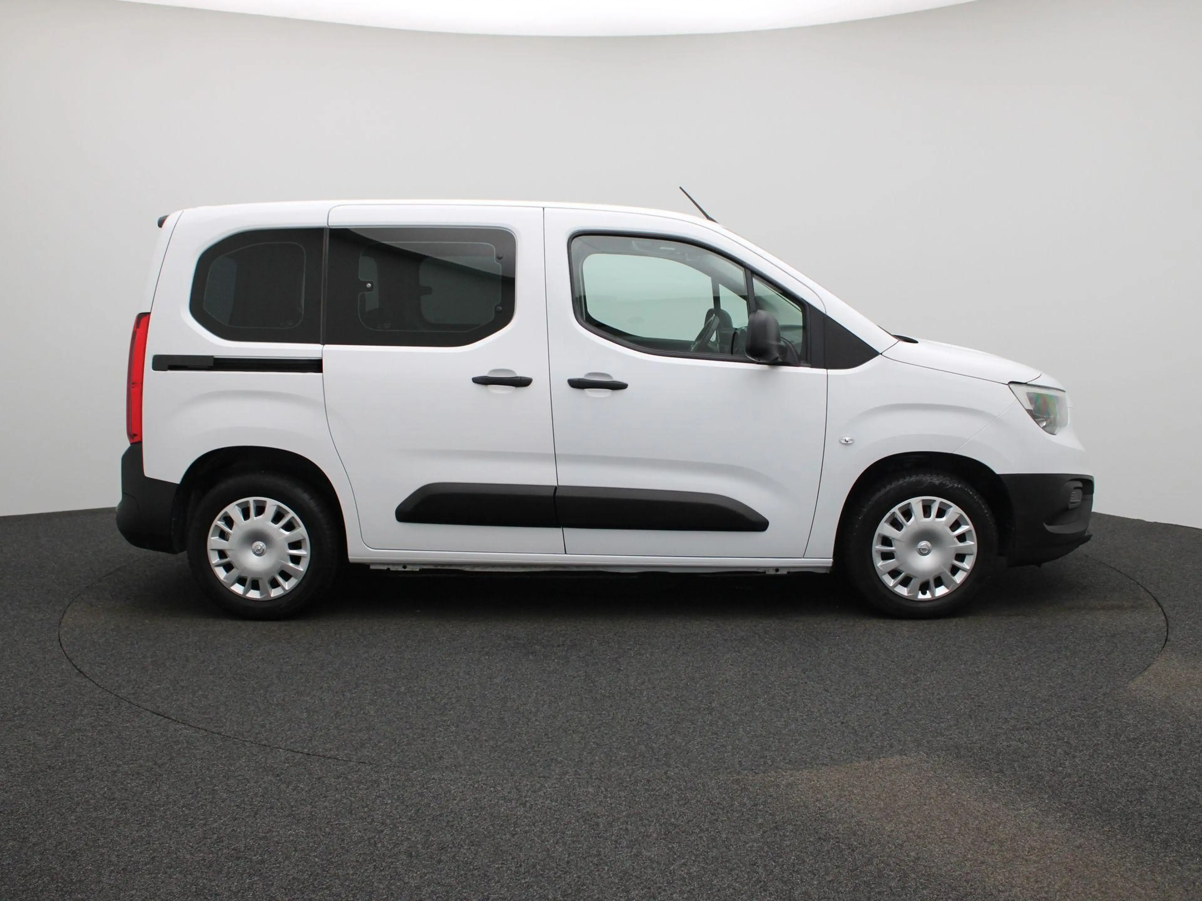 Opel Combo Life 1.5 Turbo D 100 MT6 Edition — photo 6