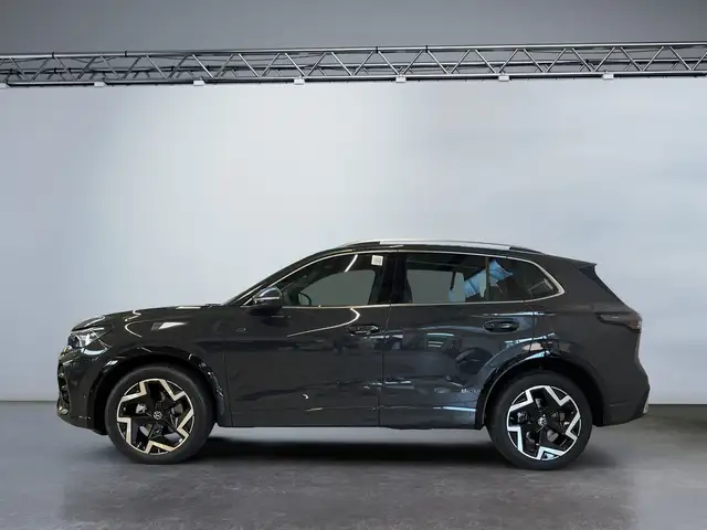 Volkswagen Tiguan view 3