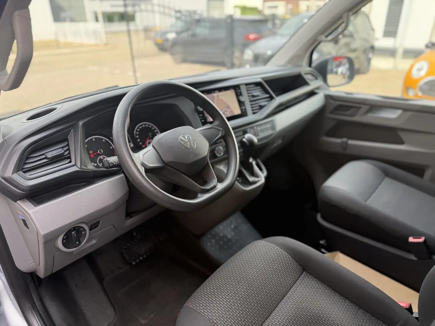Volkswagen T6.1 Transporter 2.0 TDI L2H1 Automaat Gris - 2