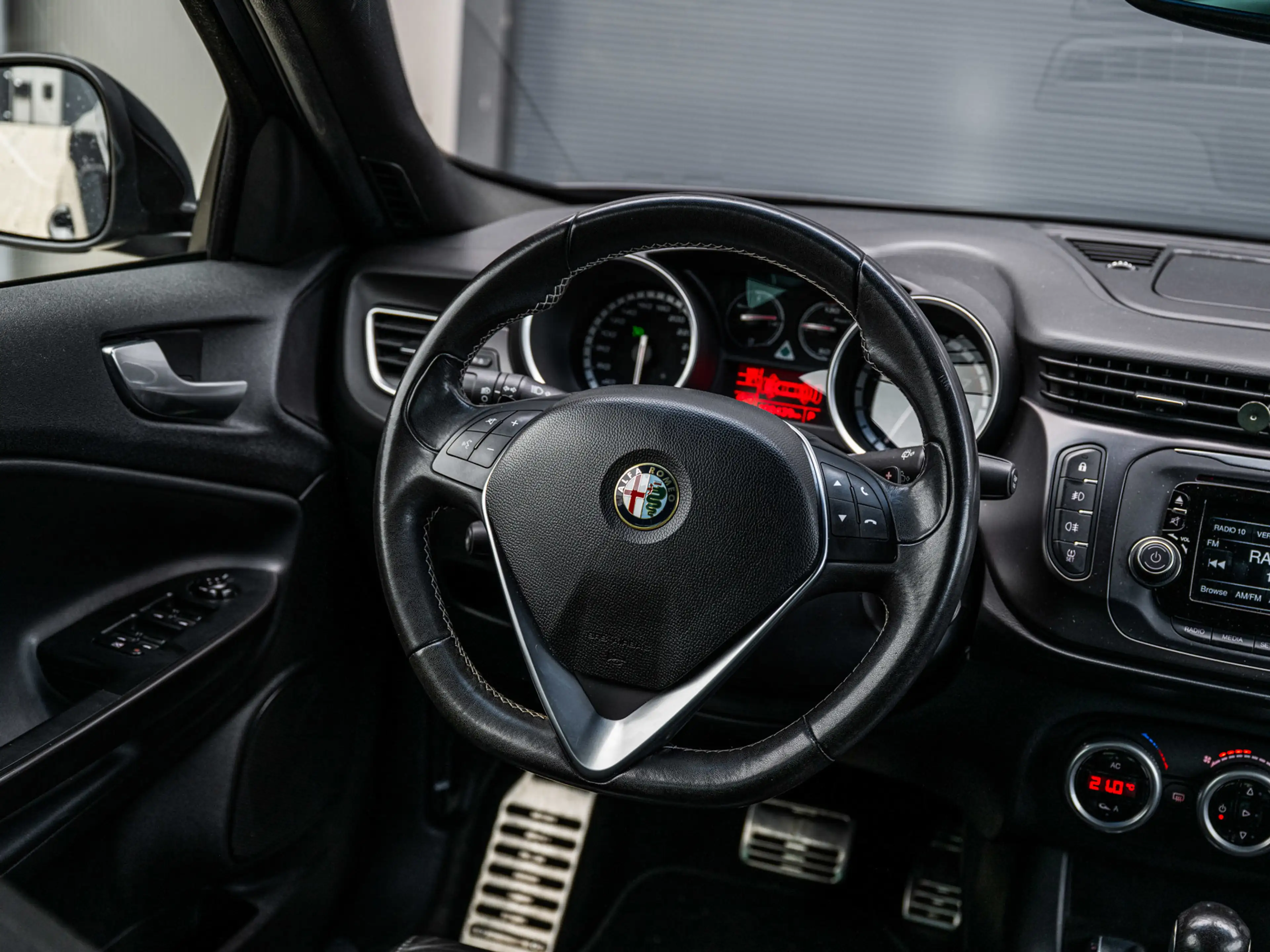 Alfa Romeo Giulietta 1.7 TBi Quadrifoglio Verde — photo 9
