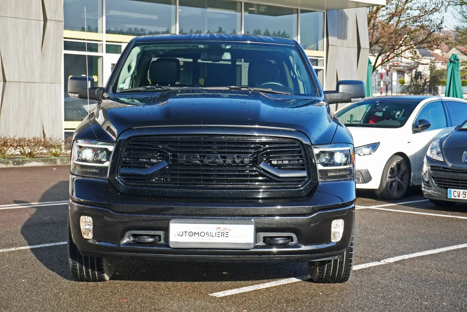 RAM 1500 Classic Crew Cab V8 5.7L Hemi 395 ch Edition Night Schwarz - 2