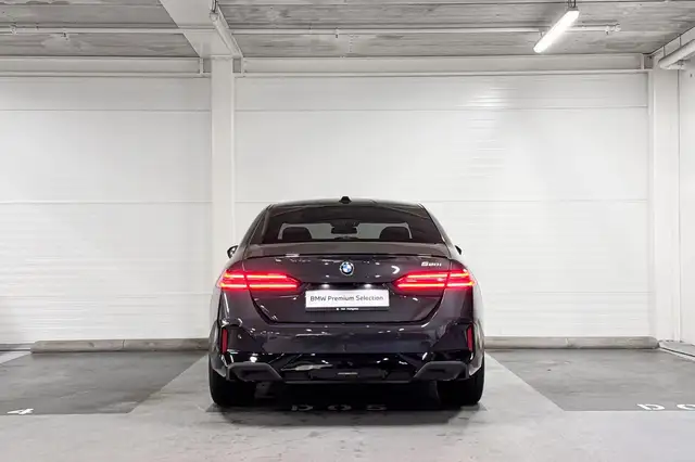 BMW 5 Series view 7