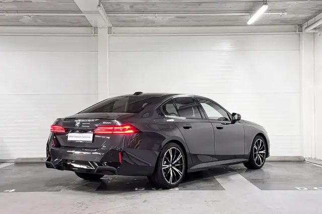 BMW 5 Series view 6