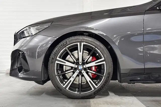 BMW 5 Series view 4