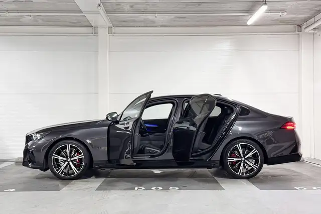 BMW 5 Series view 3