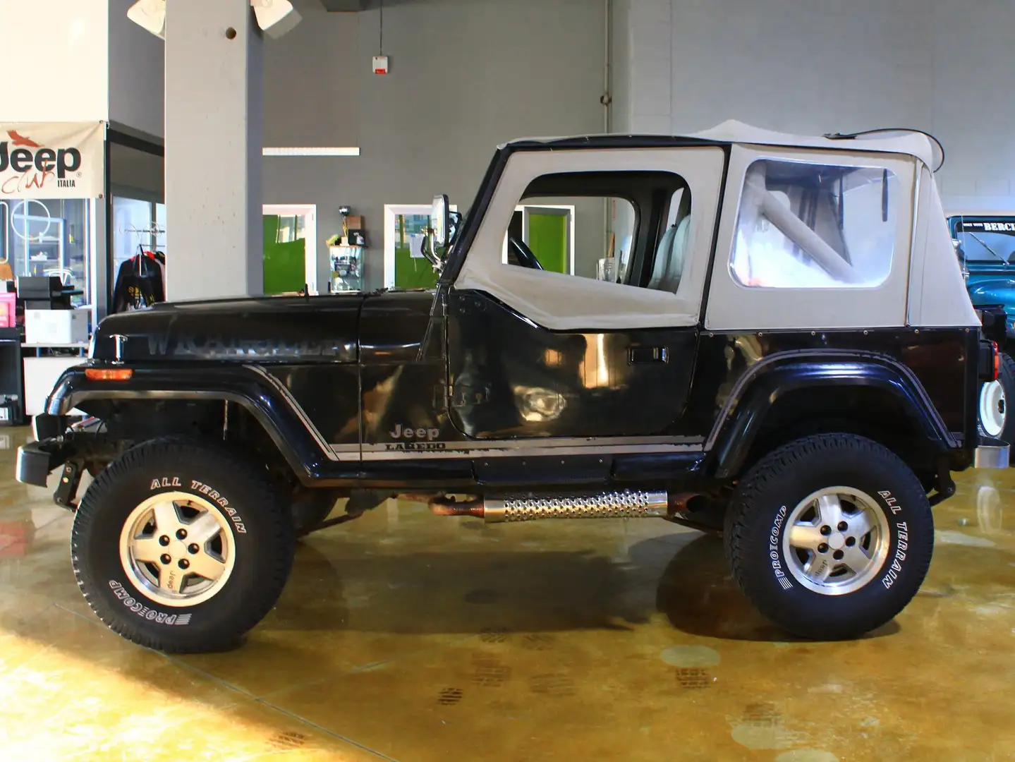 Jeep Wrangler YJ 4.2 Laredo AUTOCARRO Noir - 1