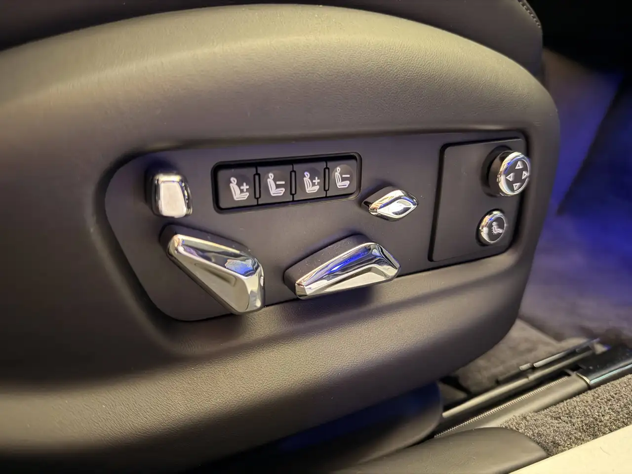 Bentley Flying Spur 2024 — фото 13