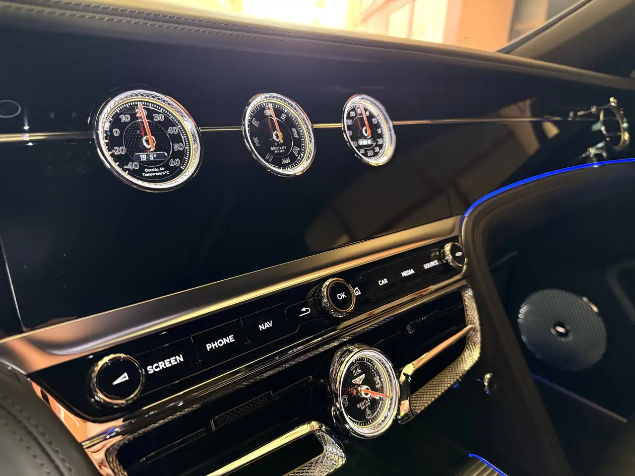 Bentley Flying Spur 2024 — фото 11