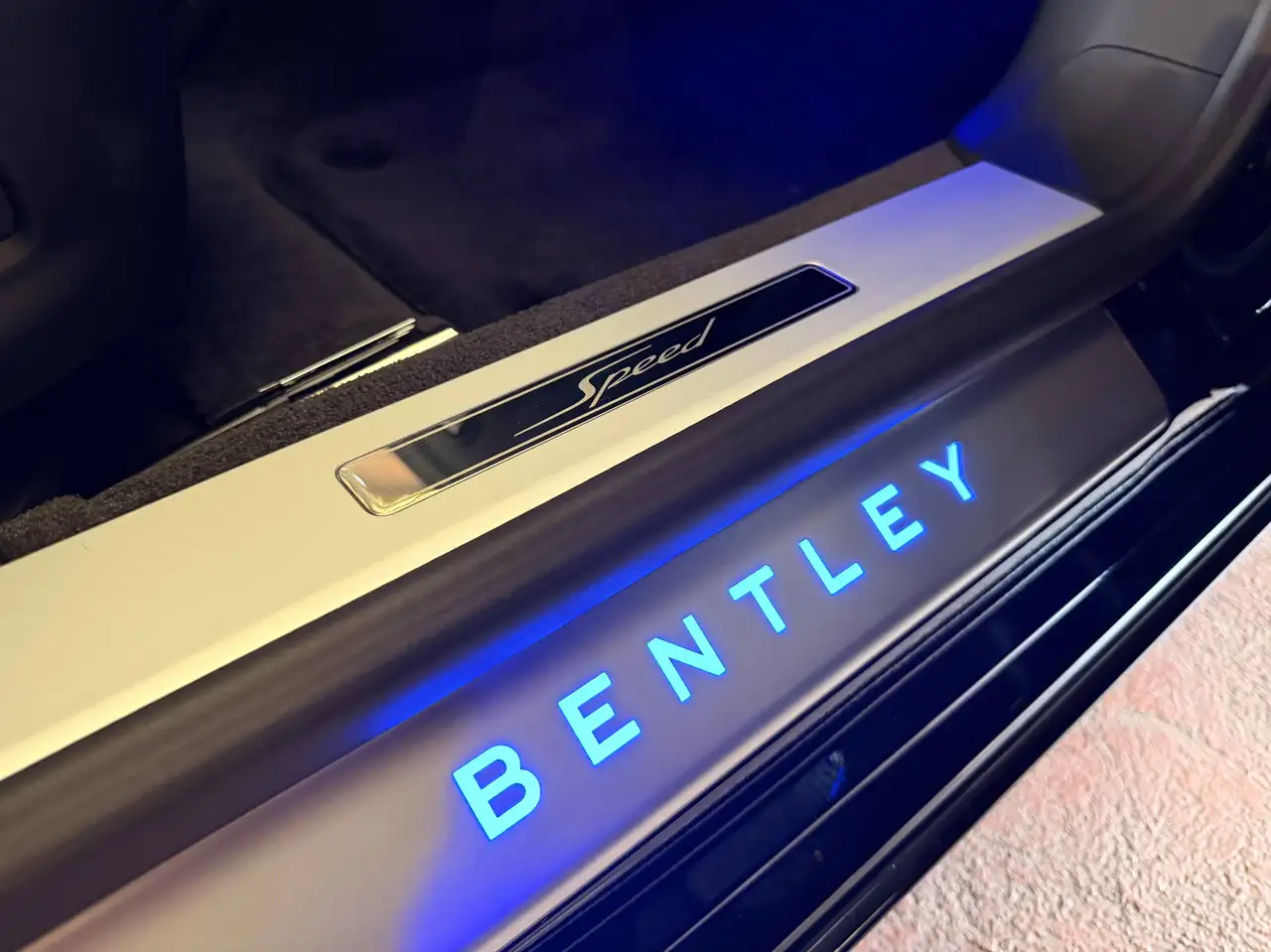 Bentley Flying Spur 2024 — фото 12