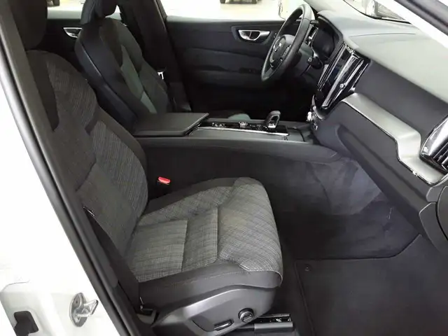 Volvo XC60 view 8