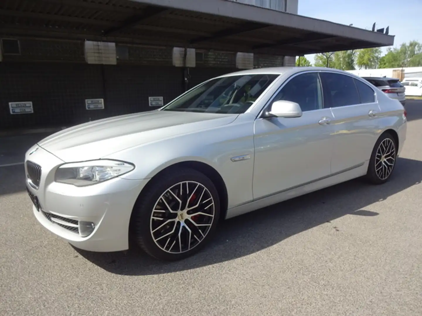 BMW 528 i / AUTOMATIK / 19 ZOLL ALUS srebrna - 1