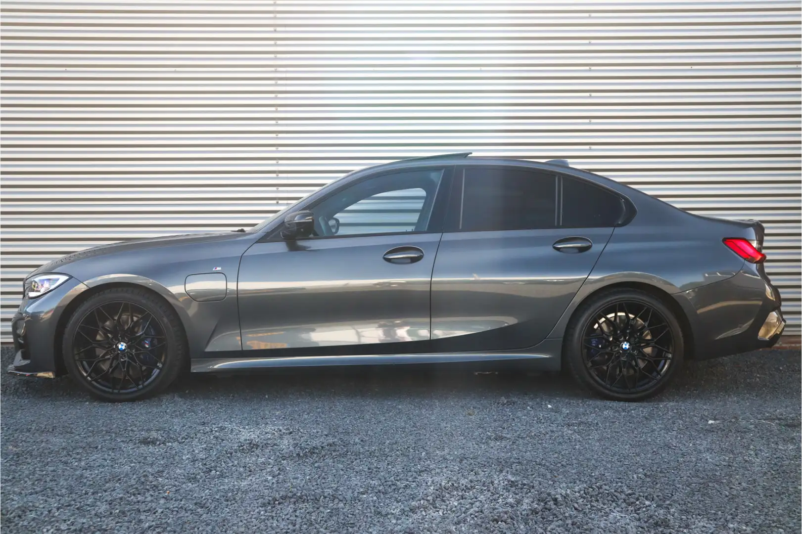 BMW 330 3-serie 330e M Sport Pano / Laser / 360 camera / E Grijs - 2