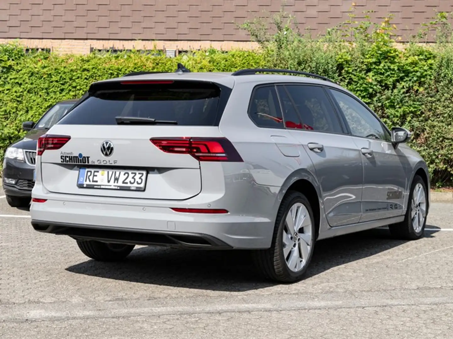 Volkswagen Golf VIII Variant 1,5 TSI Life AHK ACC AppConnect Au... Grau - 2