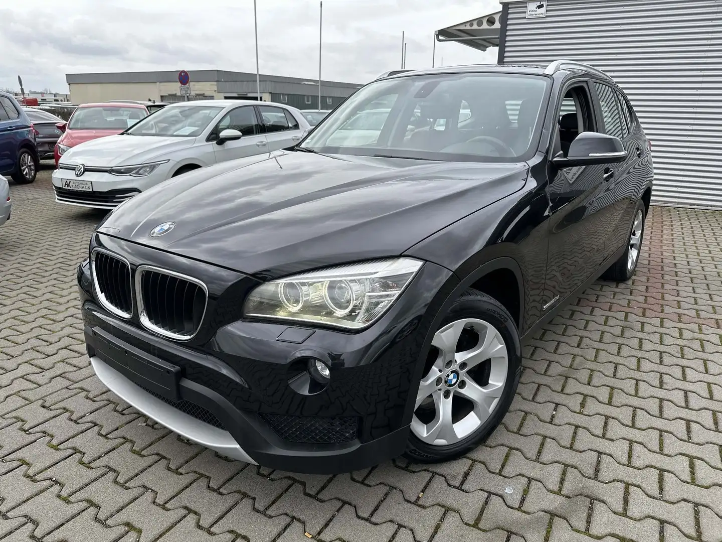 BMW X1 sDrive 20d 184ps KlimAut BiXen AHK StStop PDC ALU Schwarz - 1