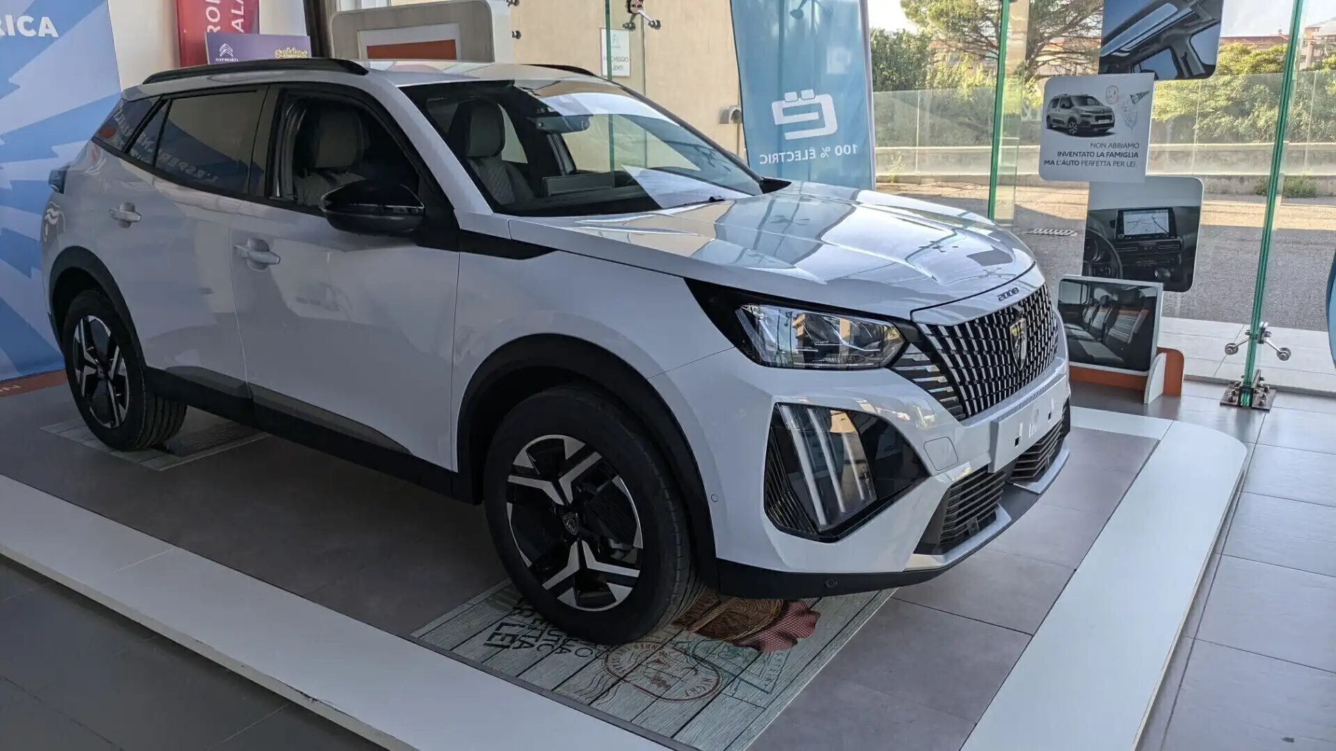 Peugeot 2008 100 S&S Allure Grijs - 1