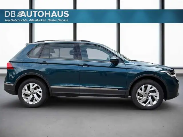 Volkswagen Tiguan view 3