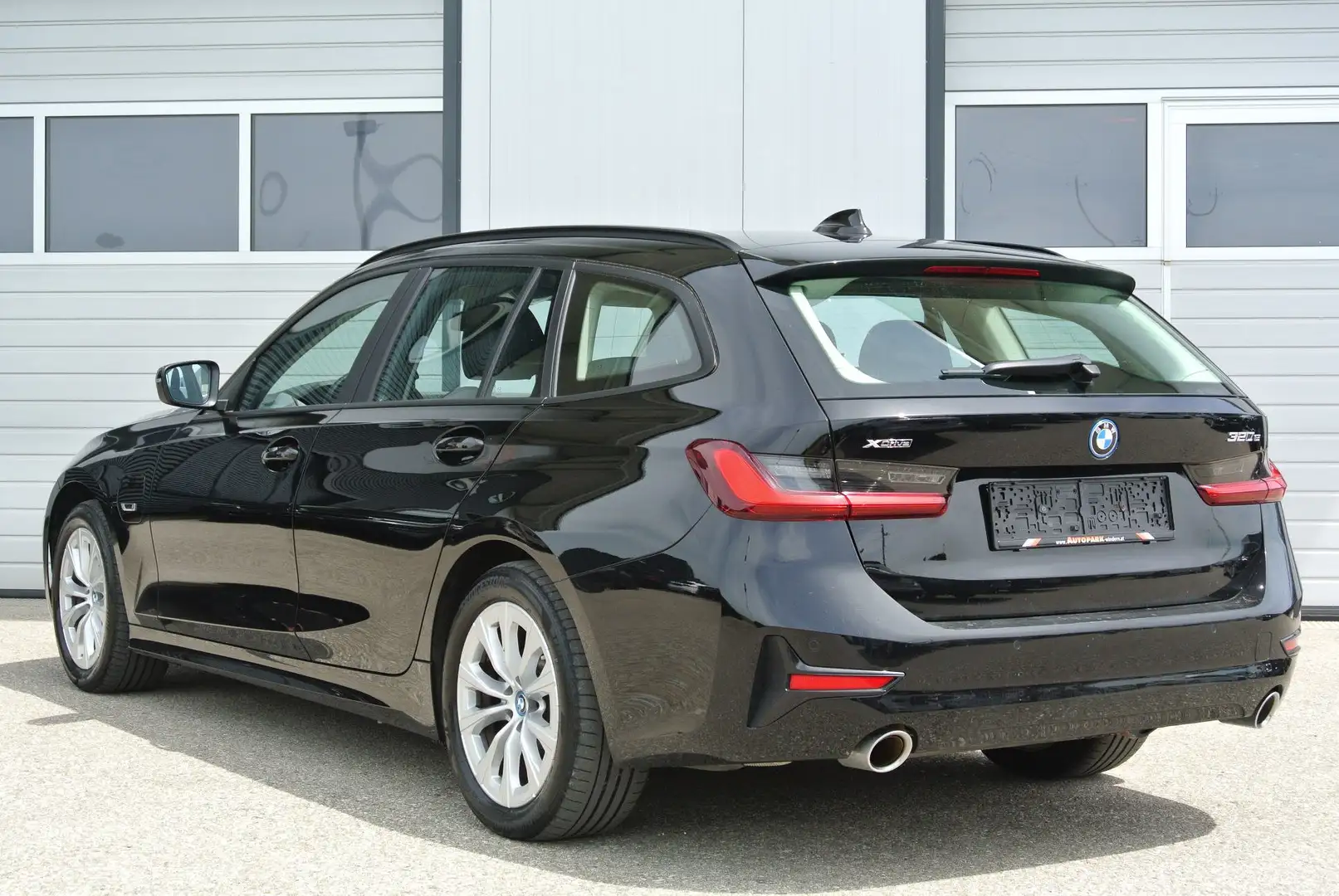 BMW 320 e xdrive touring Advantage *LEDER * AHK * LED* Schwarz - 2